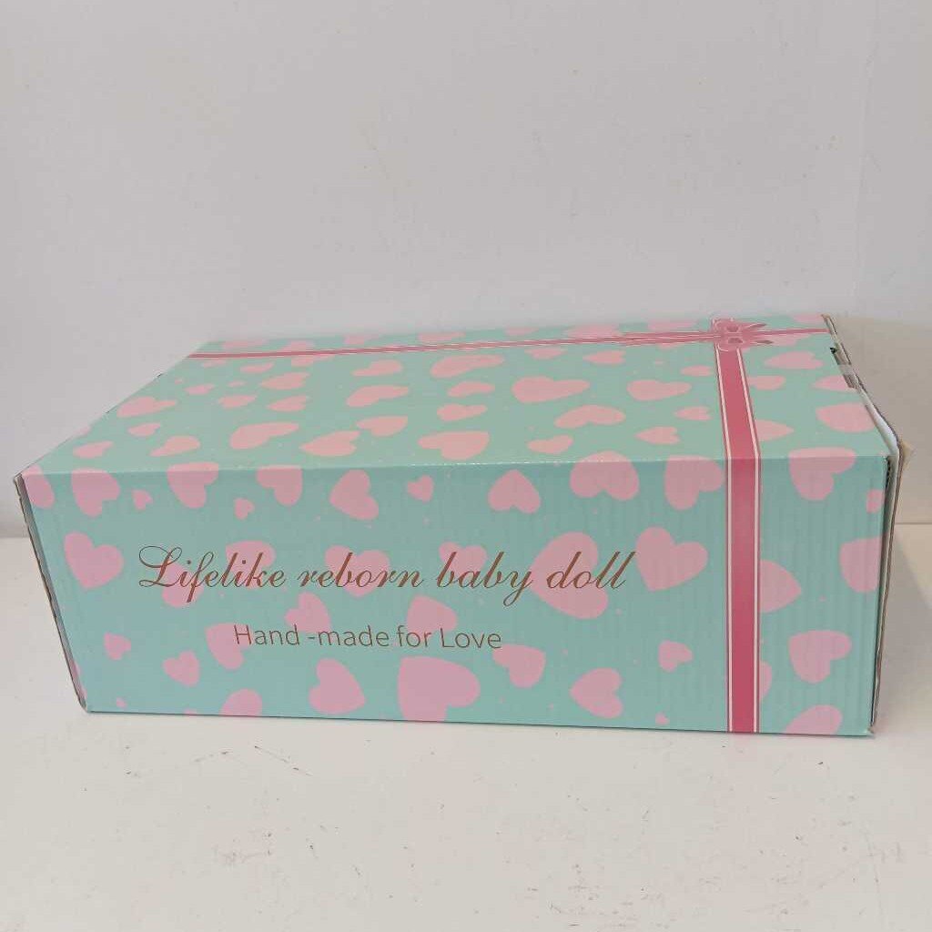 poupee NEUF dans boite + accessoires